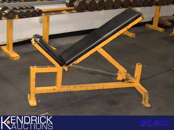 lot 31 image: Adjustable 90 Degree Bench