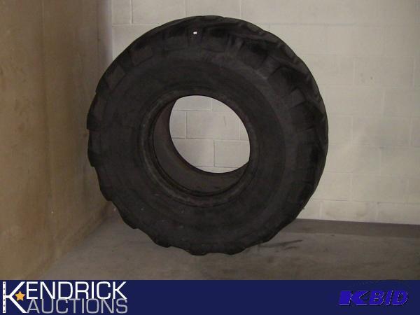 lot 99 image: HUGE and HEAVY Tractor Tire