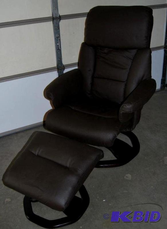lot 46 image: Genuine Leather Castlecreek Recliner with Ott...