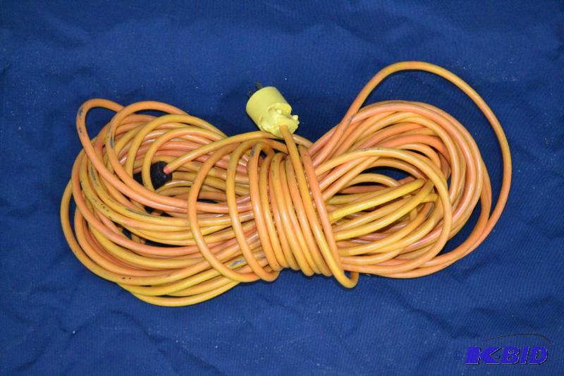 lot 100 image: 100 FT OR SO OF EXTENTION CORD...