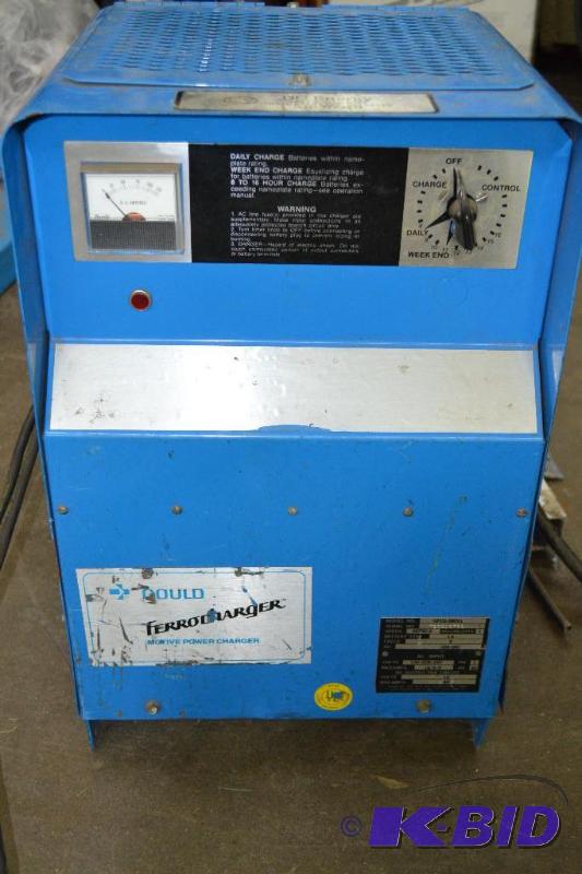 lot 19 image: COULD 24 VOLT POWER CHARGER FOR PALLET JACK C...