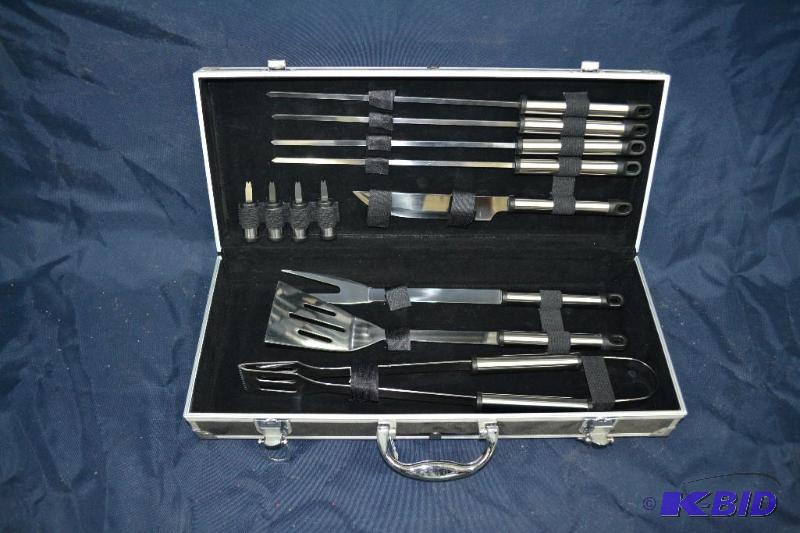 lot 32 image: GRILLING SET APPEARS TO BE NEW...