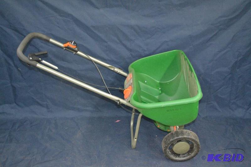 lot 53 image: SCOTTS DELUXE SEED SPREADER NICE SHAPE...