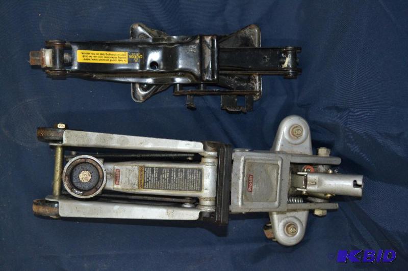 lot 65 image: 2 JACKS...
