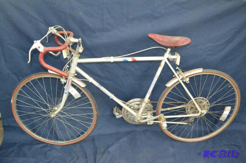 lot 67 image: 1970 COLUMBIA BIKE...