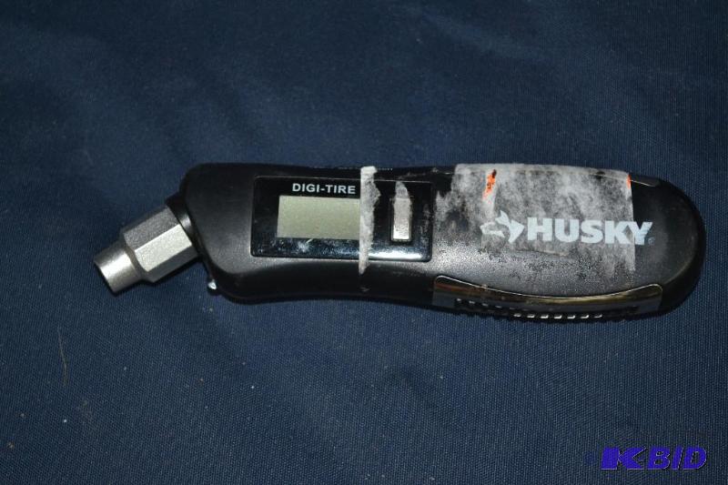 lot 76 image: HUSKY DIGITAL AIR GAUGE...