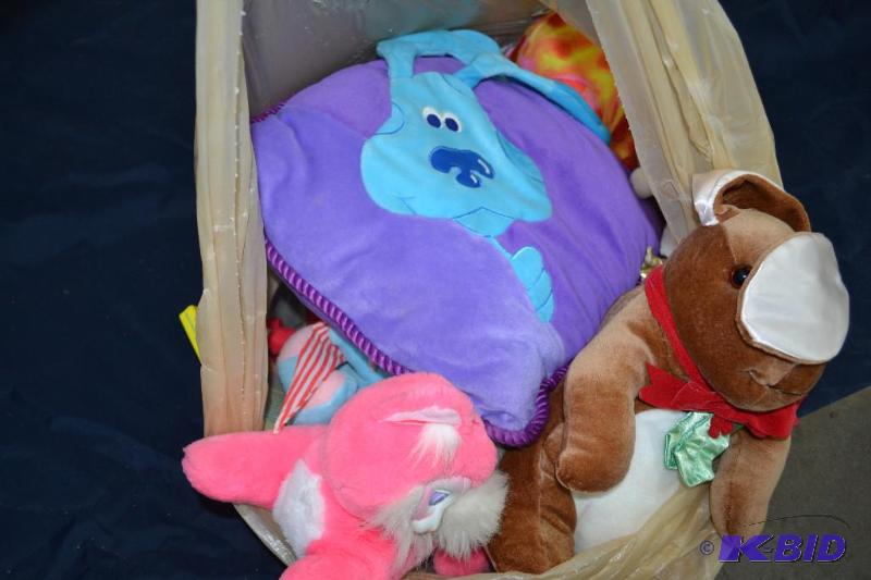 lot 94 image: BAG OF STUFFED ANIMALS...