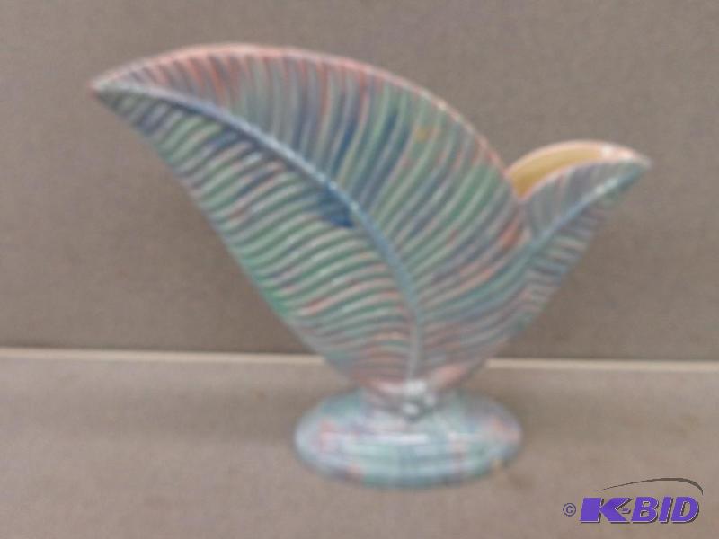lot 115 image: Flower Vase Unique Paint on Vase Fades From&n...