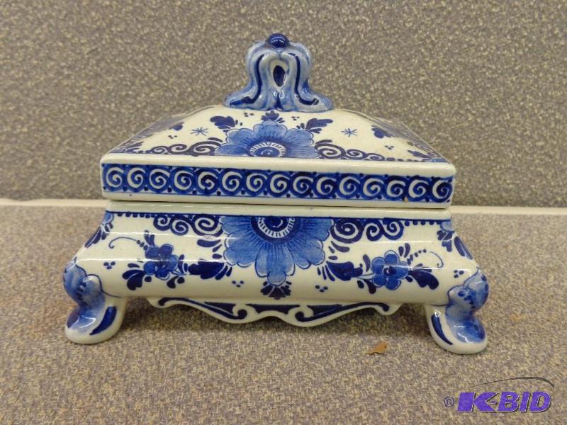 lot 122 image: Jewelry Box Hand Painted Deift Ware U.K Insid...