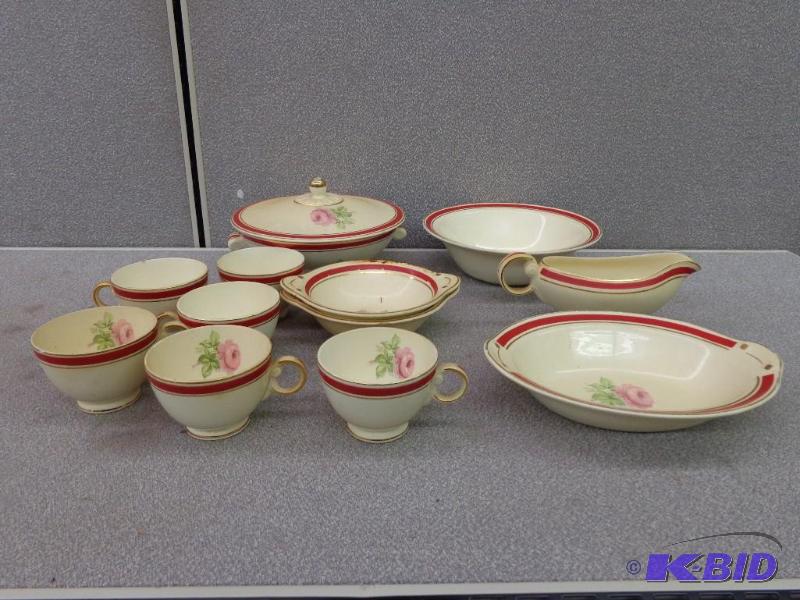 lot 130 image: Taylor Smith USA Dish Set   8" Bowl...