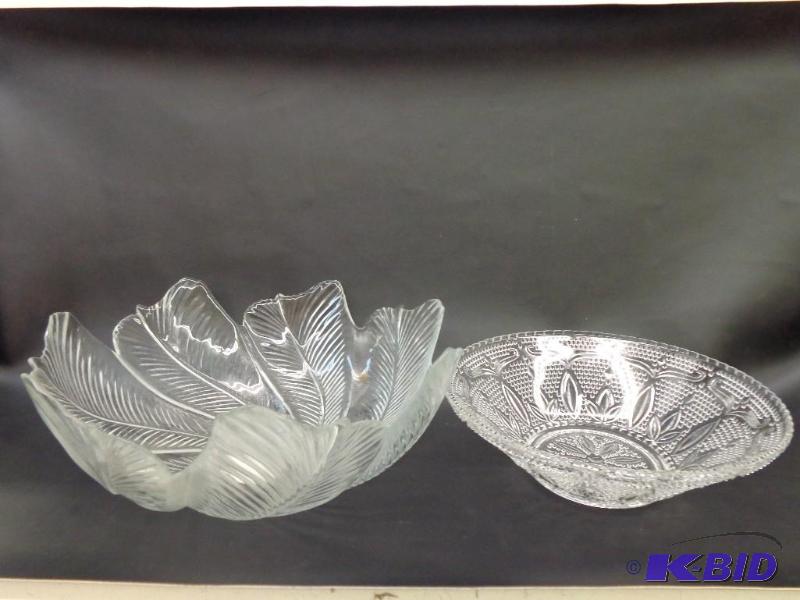 lot 134 image: 2 Decorative Glass Bowls (Looks to be Finnish...