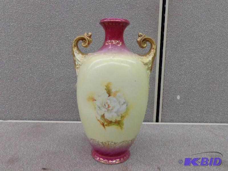 lot 149 image: Flower Vase Vase has Unique Flower Design and...
