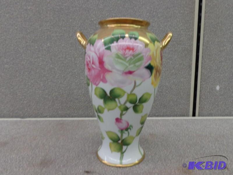 lot 152 image: Small Vase Gold Upper and Bottom Pink Roses w...