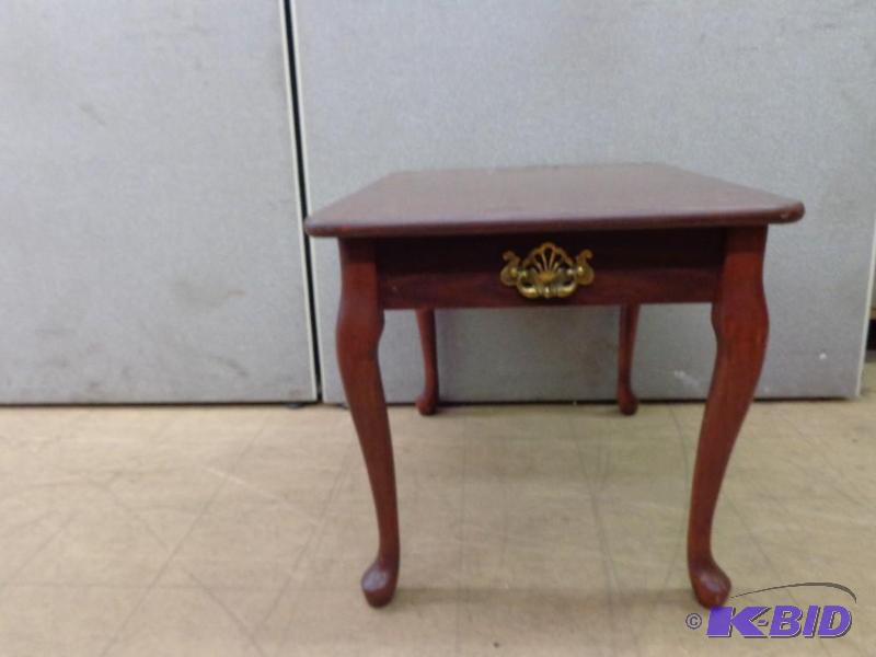 lot 198 image: End Table 22" x 28" x 21.5"&nb...