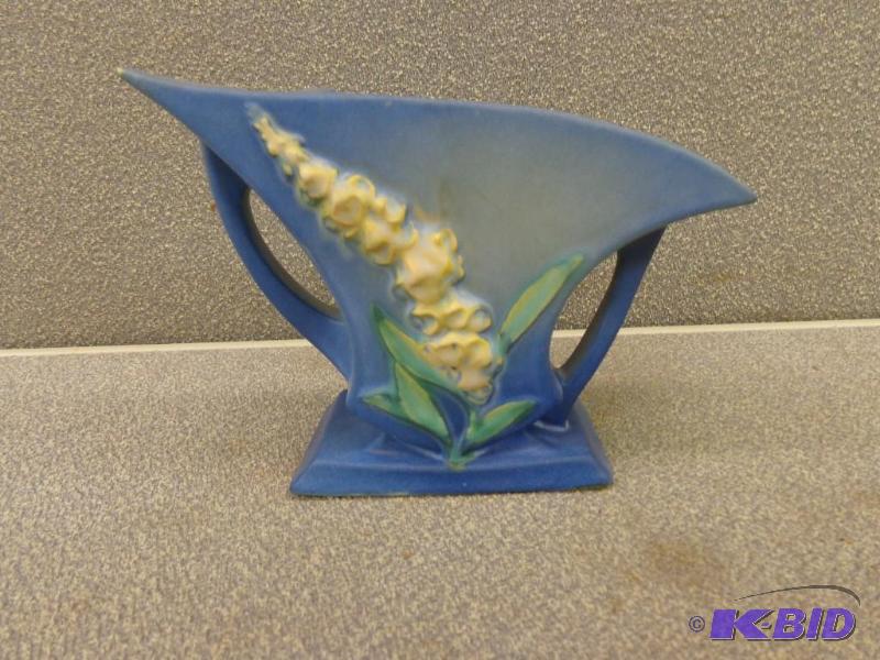 lot 75 image: Roseville USA 165-5 Ceramic Flower Holder 7&q...