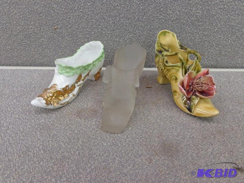 lot 89 image: Small Glass and Ceramic Decorative Slippers (...