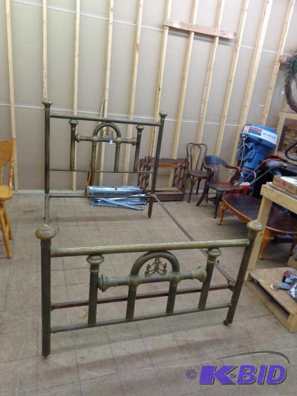 lot 9 image: Vintage Style Brass Bed Frame Full Size Bed F...
