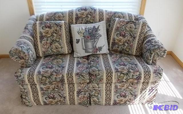 Broyhill Floral Love Seat (5 ft) Includes Pil...