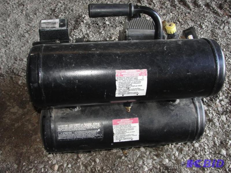 lot 2 image: &nbsp4 GALLON AIR COMPRESSOR...