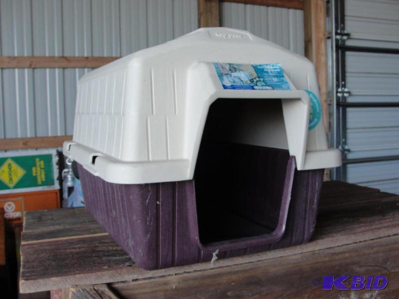 lot 6 image: PORTABLE DOG KENNELS...