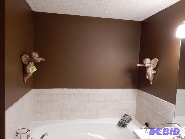 Two Angels, Bathroom dcor
