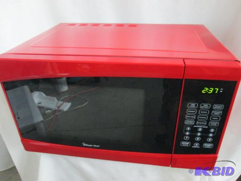 lot 25 image: Magic Chef 0.9 cu. ft. 900 Watt Microwave - Red