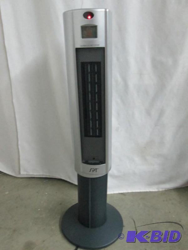 lot 32 image: SPT 1500 Watt 34 in. Pedestal Ceramic Heater