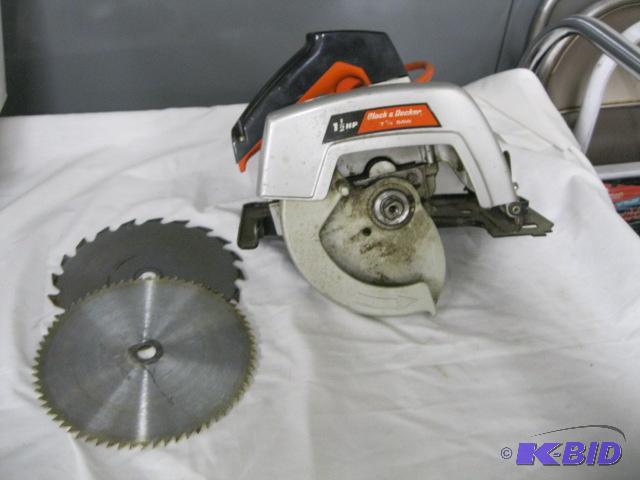 lot 12 image: Black & Decker 1 12 hp 7 14 Power saw