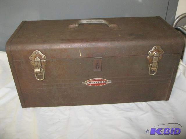 lot 13 image: Metal tool box with tools