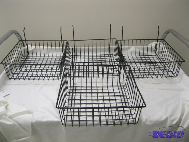 lot 19 image: 4 PCS Pegboard wire hanging brackets