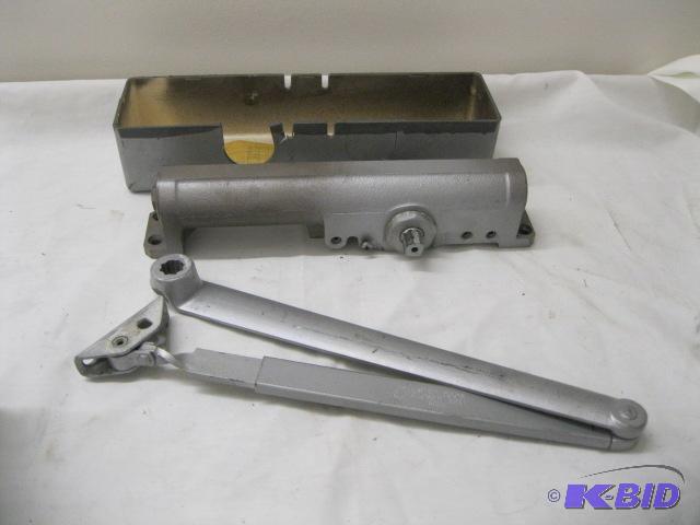 lot 21 image: Heavy duty door closer