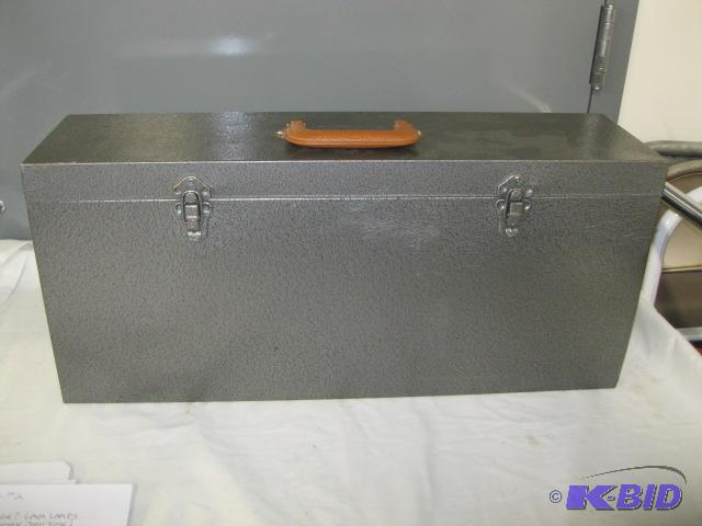 lot 22 image: Metal box filled with items