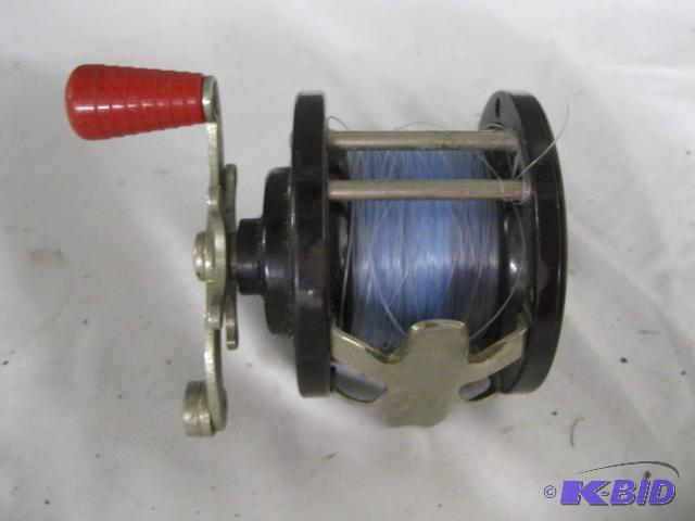 lot 32 image: Penn batt casting reel vintage