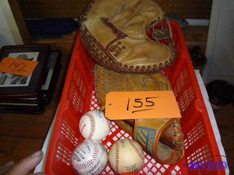 lot 155 image: Lot of Baseball stuff, Rawlings Johnny Bench ...