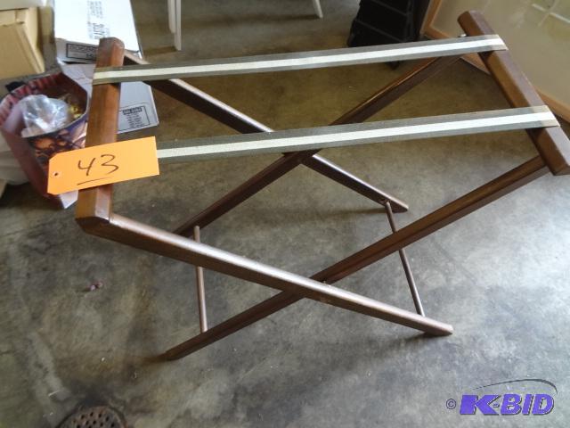 lot 43 image: Wooden Suitcase Stand...