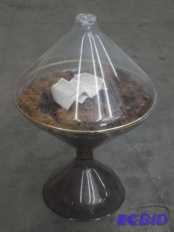 lot 118 image: Lidded Plastic Terrarium Set...
