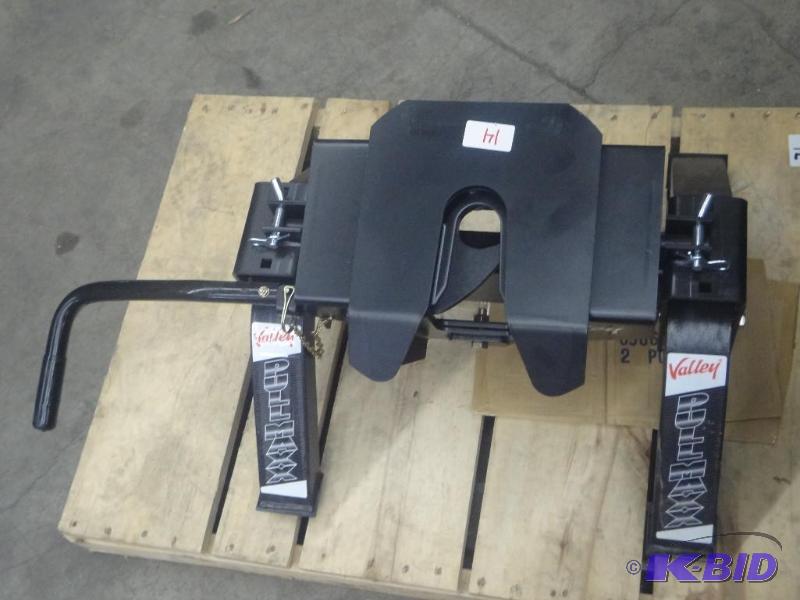 lot 14 image: Valley PullMax 16000# 5th Wheel Hitch (New)...