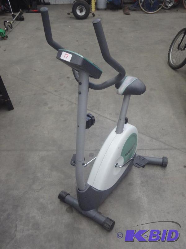 lot 17 image: Weslo Pursuit S-28 Recumbant Bike With Digita...