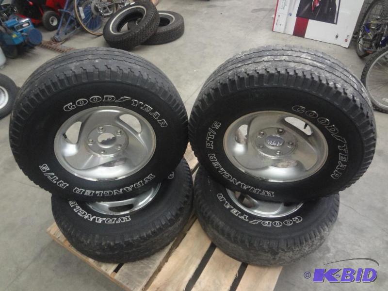 lot 46 image: (2) 5-Lug Aluminum Rims With P2657516 Tires...
