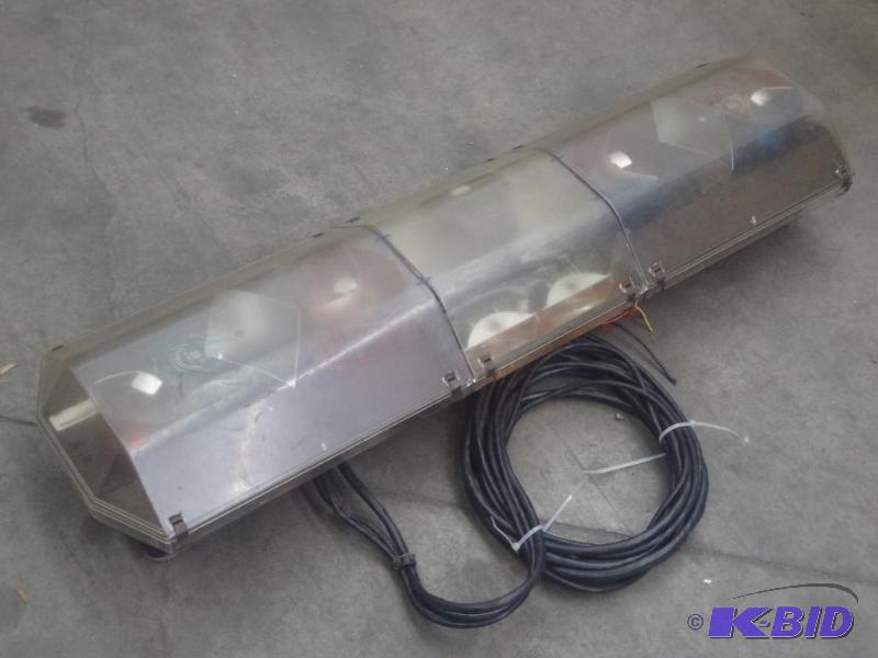 lot 83 image: Commercial Roof-Mount Light Bar With Wiring (...