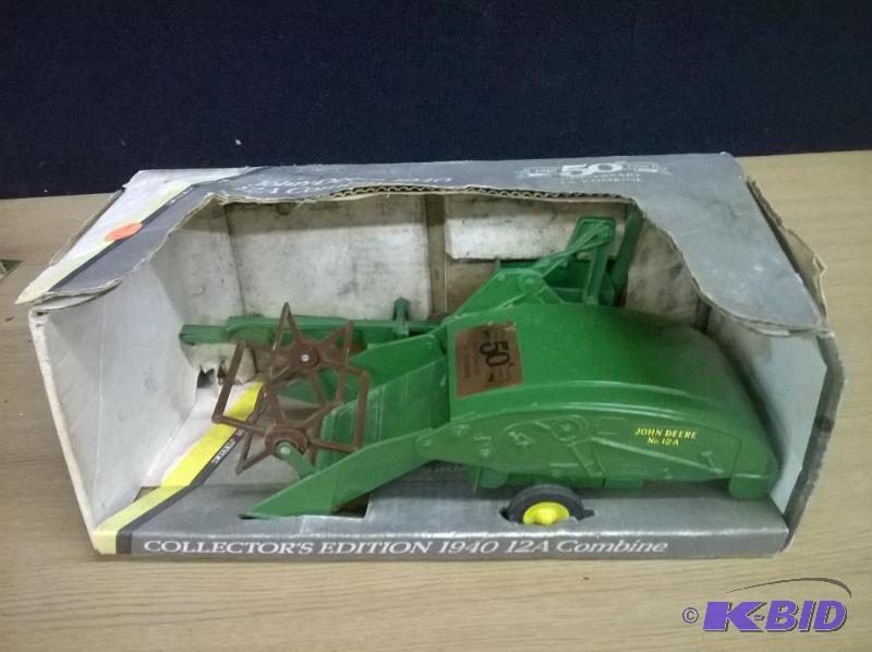 ERTL John Deere 1940 12A Combine Die Cast Rep...