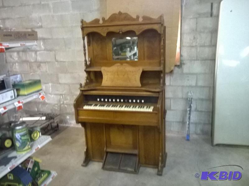 Vintage or Antique Organ, non-working, upper ...
