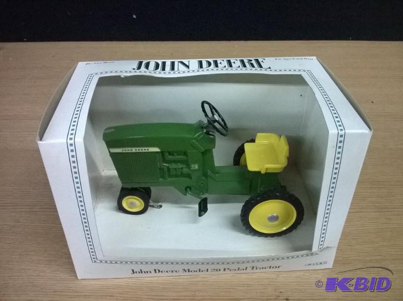 ERTL John Deere Model 20 Pedal Tractor Die Ca...