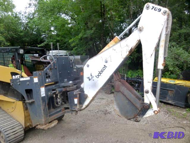 lot 6 image: Bobcat Brand Model 709 Universal Mount Skid L...