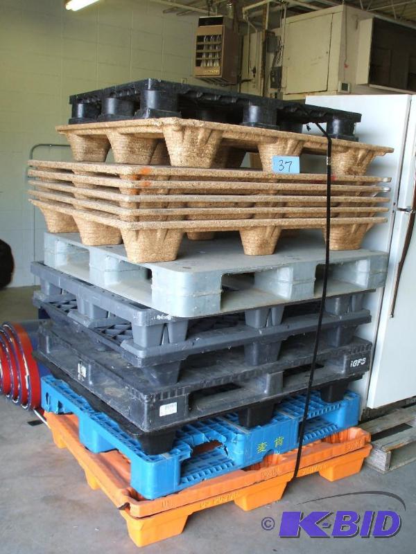 lot 37 image: Plastic Pallets