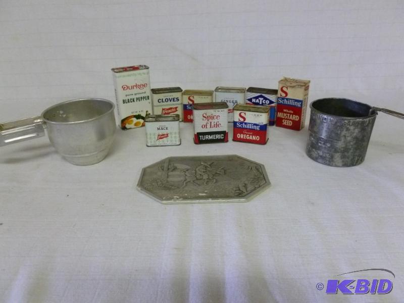 lot 118 image: Large lot of vintage kitchen items that inclu...