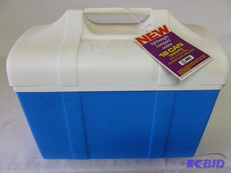 lot 120 image: Bee Plastics 15 quart can cooler, new with th...