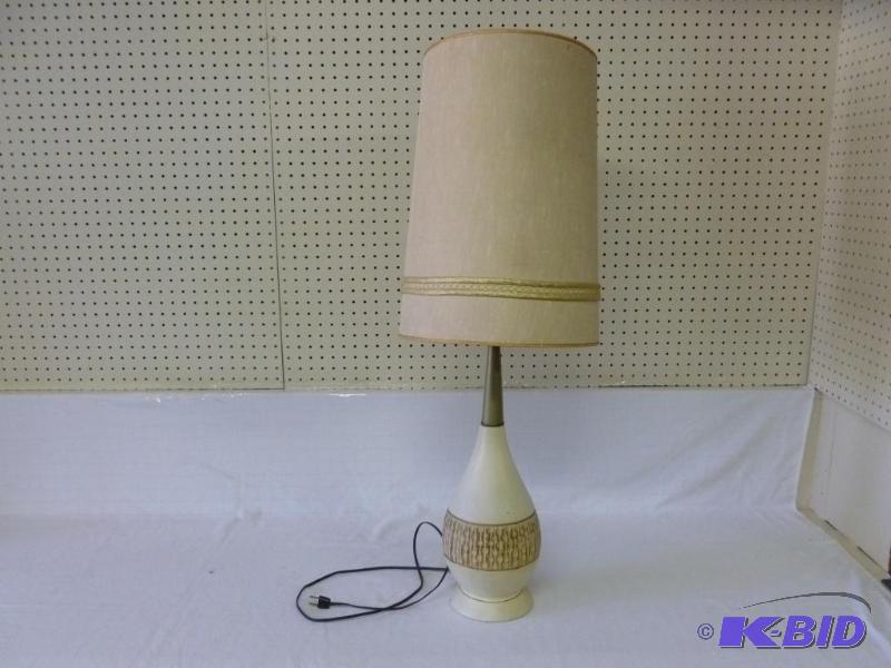 lot 13 image: Beautiful vintage end table lamp that measure...