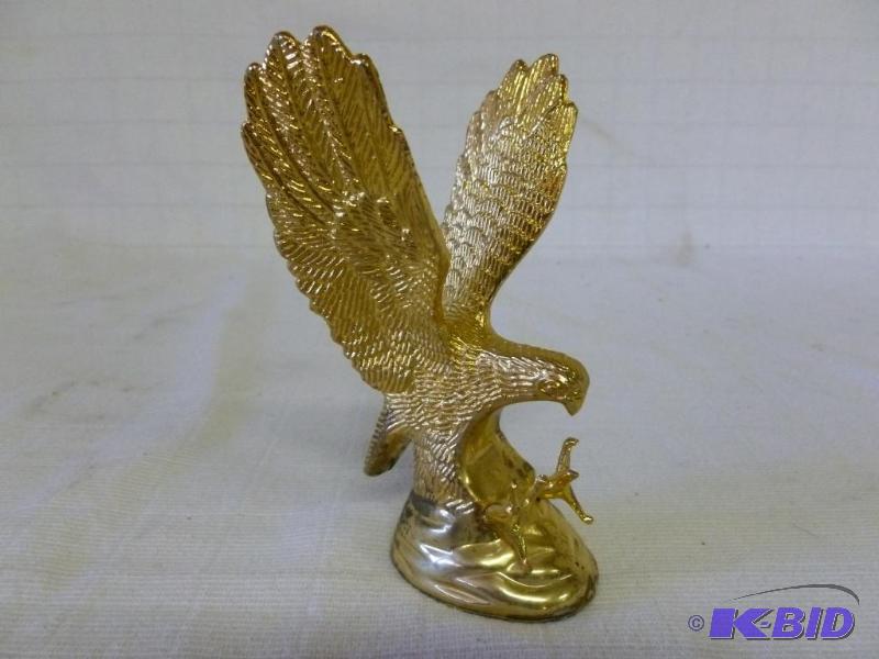 lot 150 image: Beautiful Hampshire 24K Gold coated eagle scu...