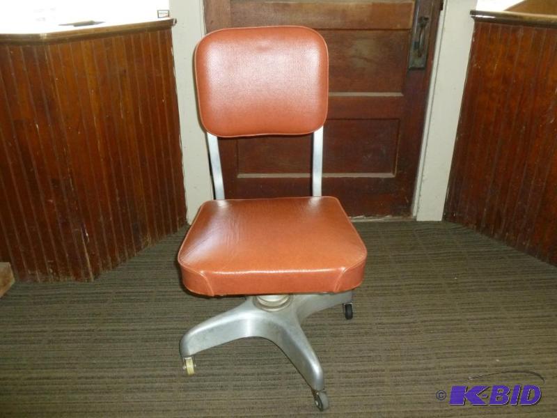 lot 19 image: Vintage Aluminum Seating Corp - Fine Rest vin...